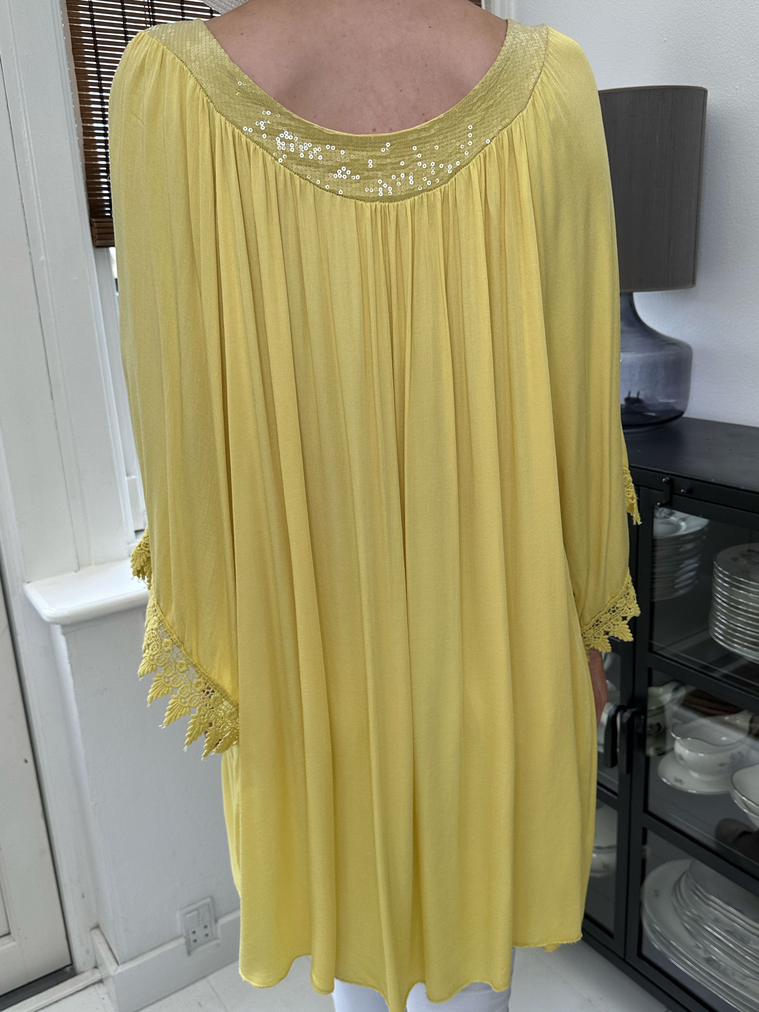 Dolores - Tunikakjole med pailletter og broderinger på ærmet